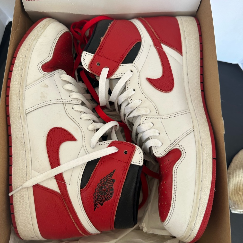 Air Jordan 1 retro high og white/university red/ black
Size men’s 13. Used as is